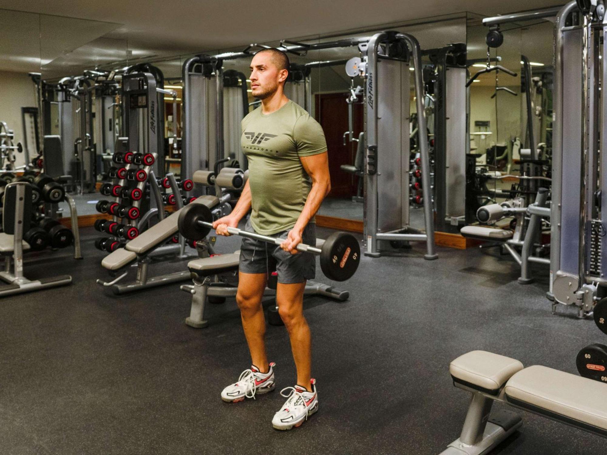 La Cigale Hotel Managed By Accor Doha Dış mekan fotoğraf A man performing a barbell shrug