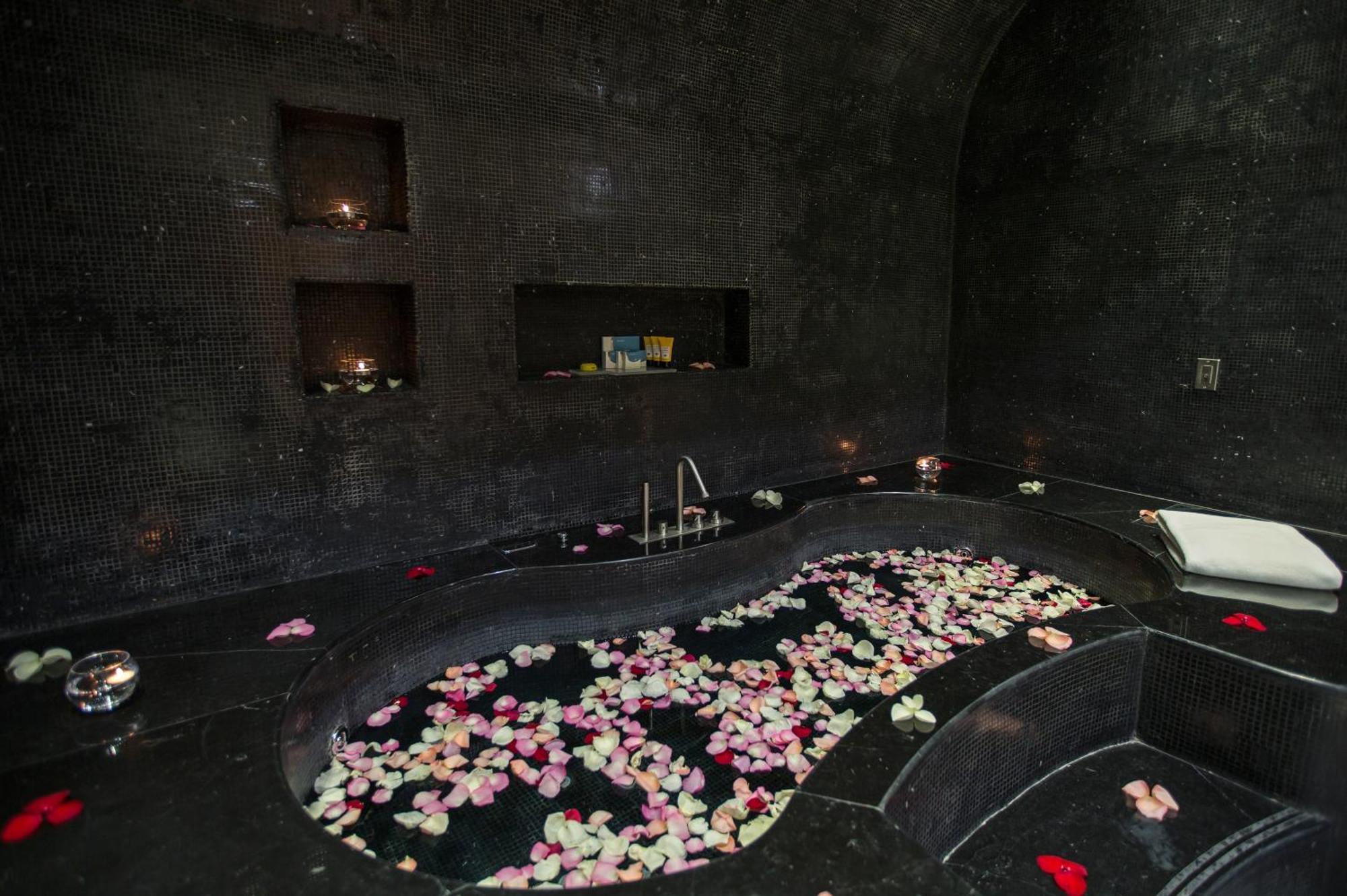 La Cigale Hotel Managed By Accor Doha Dış mekan fotoğraf A spa in the hotel