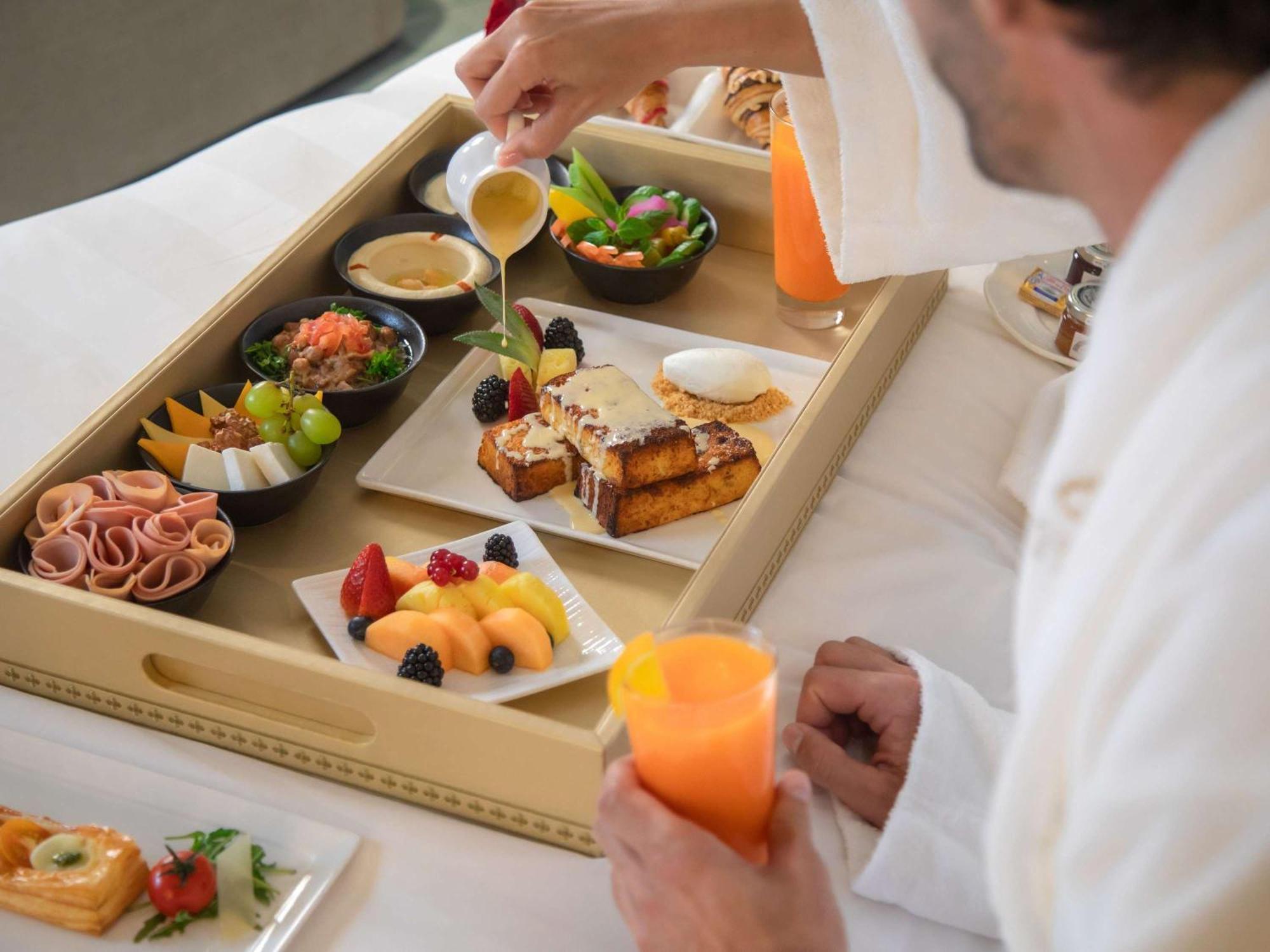 La Cigale Hotel Managed By Accor Doha Dış mekan fotoğraf A breakfast tray
