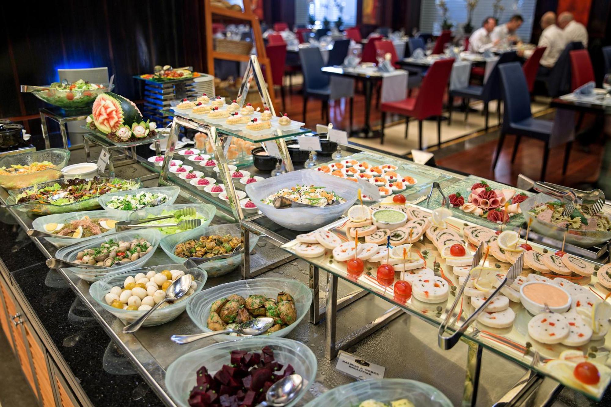 La Cigale Hotel Managed By Accor Doha Dış mekan fotoğraf A buffet at a hotel